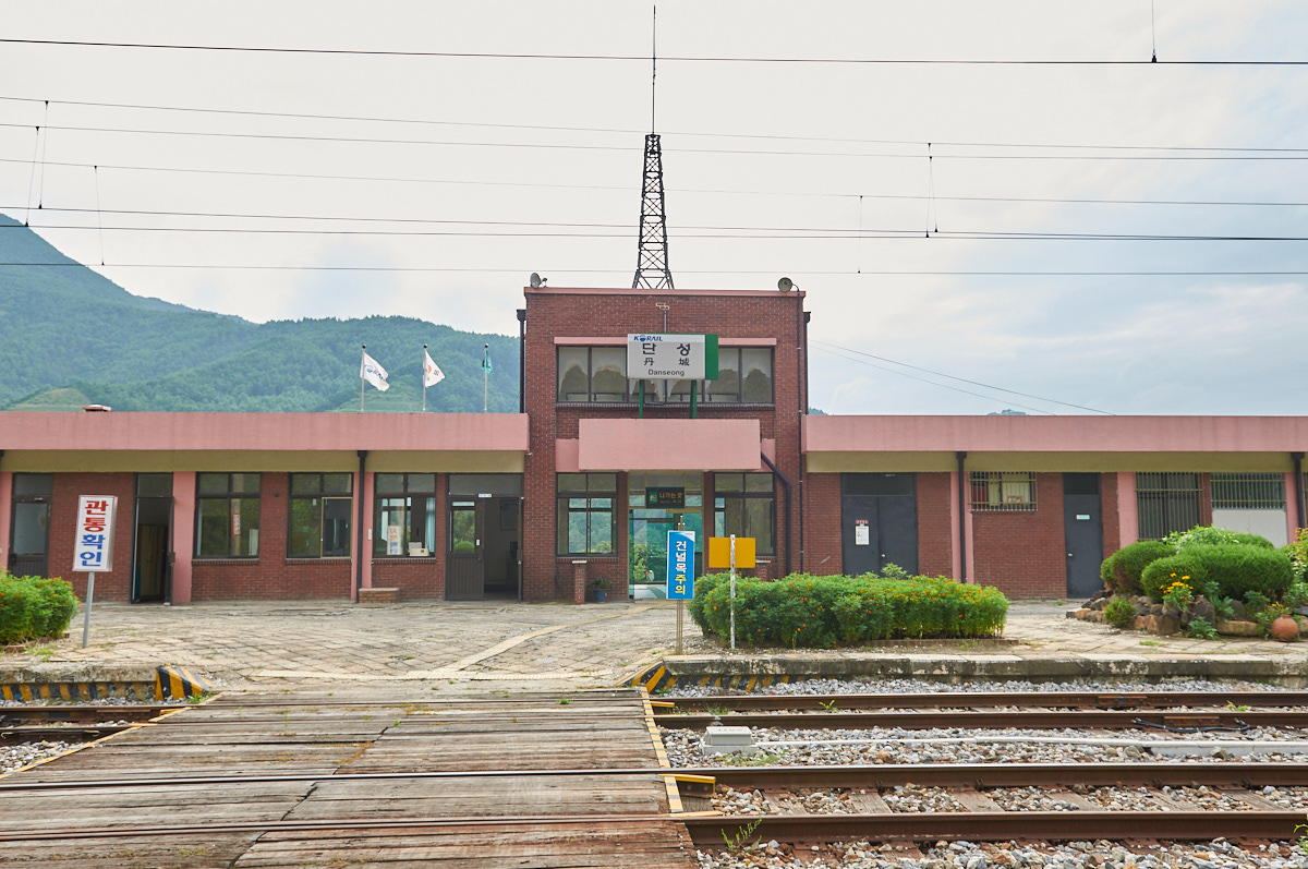 단성역 구내방면 역사