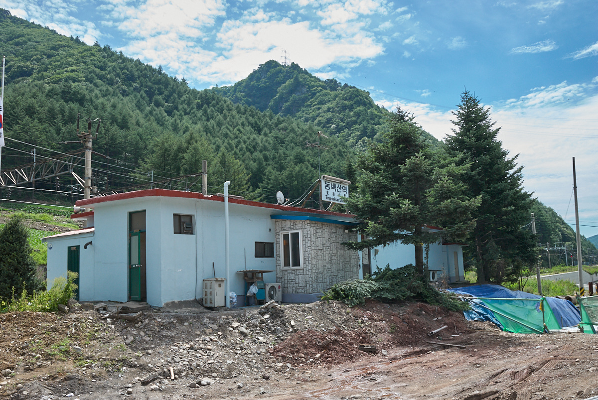 동백산역 구역사 입구방향